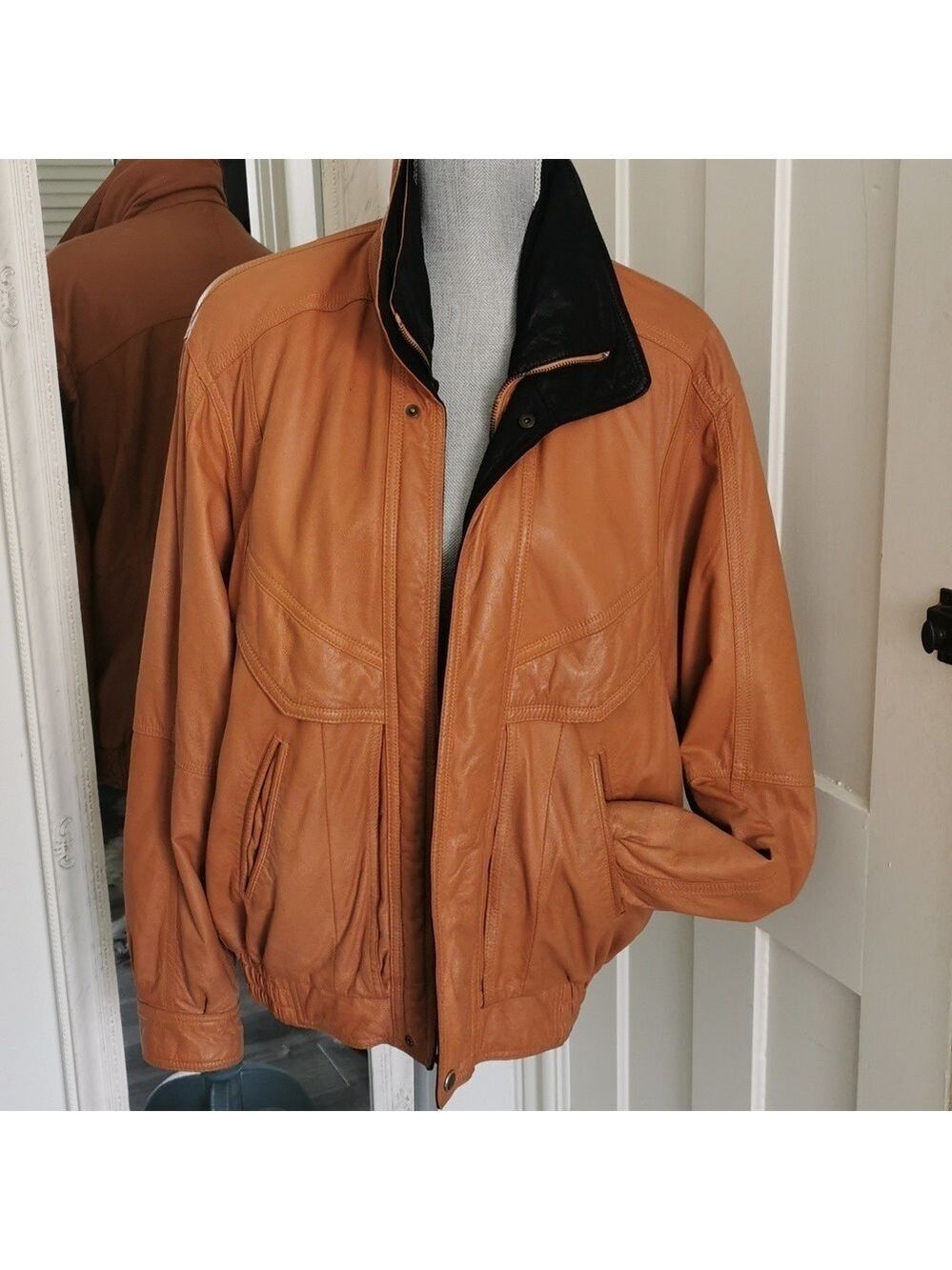 Vintage✨Cool & Calm tan leather bomber style jacket. Unisex. Size Small. EUC